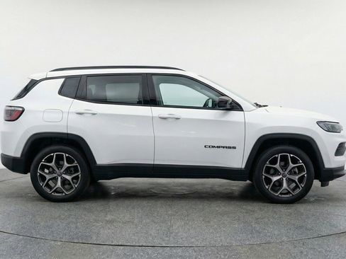Used 2025 Jeep Compass Limited image 11