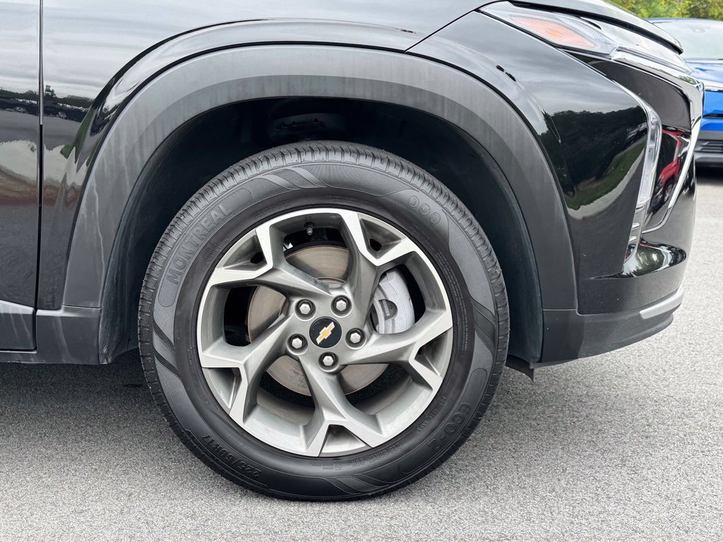 Used 2025 Chevrolet Trax LT FWD image 34