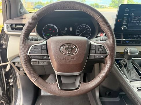 Used 2023 Toyota Sienna Platinum AWD/4WD image 18