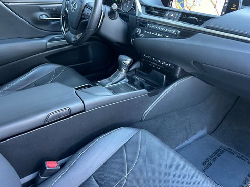 Certified 2019 Lexus ES 300h w/ Luxury Package image 19