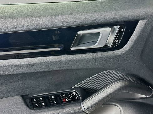 Used 2019 Porsche Cayenne image 23