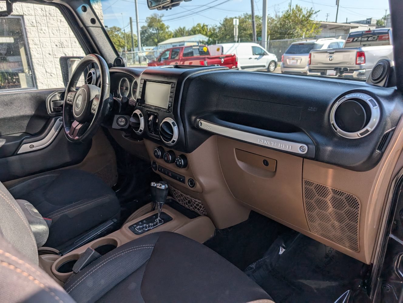 Used 2014 Jeep Wrangler Unlimited Rubicon w/ Connectivity Group AWD/4WD image 13