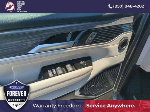 Used 2024 Jeep Wagoneer Series III w/ Premium Group I AWD/4WD image 18