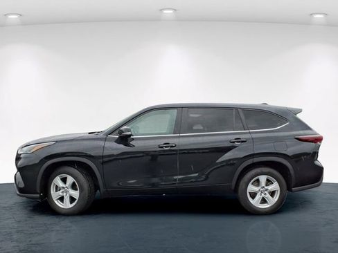 Used 2024 Toyota Highlander LE FWD image 16