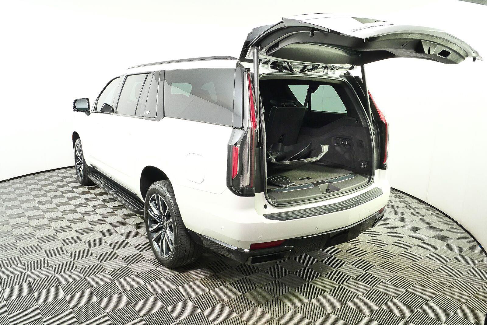Used 2021 Cadillac Escalade ESV Sport AWD/4WD image 29