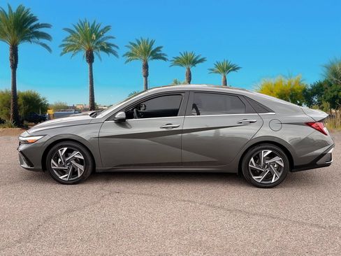 Used 2025 Hyundai Elantra Limited FWD image 2