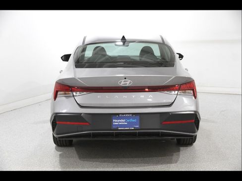 Certified 2025 Hyundai Elantra Limited FWD image 19