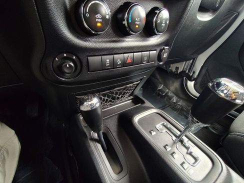 Used 2014 Jeep Wrangler Unlimited Sahara w/ Max Tow Package AWD/4WD image 27