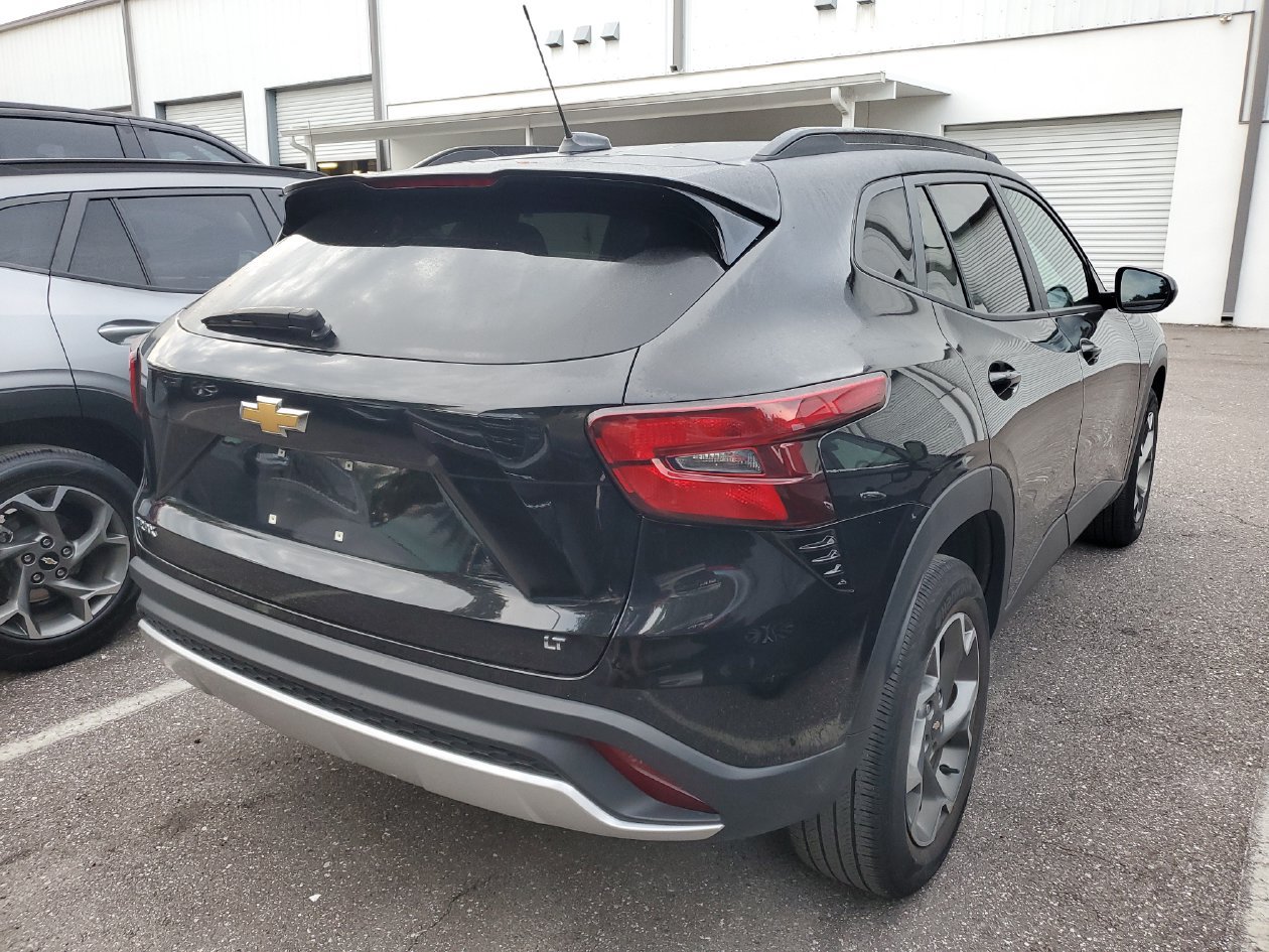 Used 2025 Chevrolet Trax LT FWD image 4