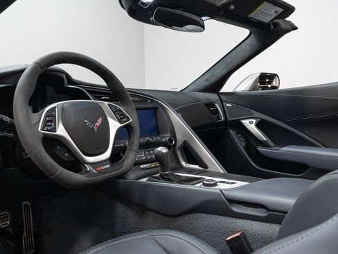 Used 2015 Chevrolet Corvette Z06 w/ 3LZ Preferred Equipment Group image 9