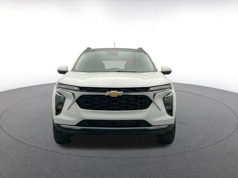 Used 2025 Chevrolet Trax LT FWD image 2