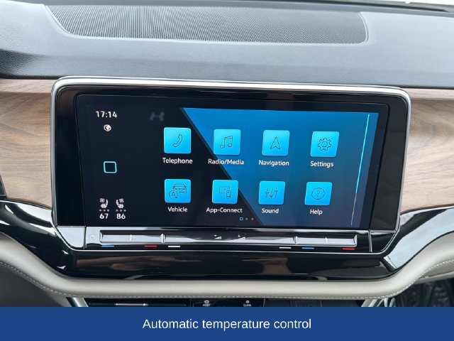 Used 2025 Volkswagen Atlas SE AWD/4WD image 11