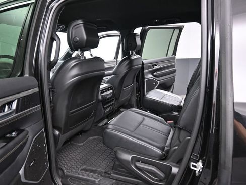 Used 2024 Jeep Wagoneer Series III AWD/4WD image 42