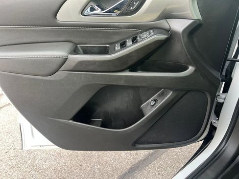 Used 2023 Chevrolet Traverse LT image 10