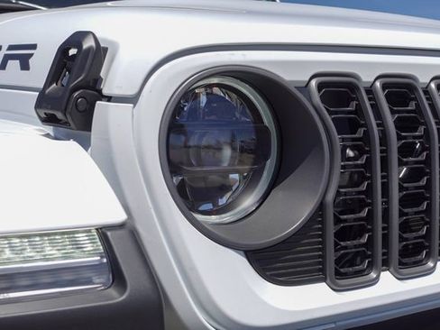 New 2025 Jeep Gladiator Sport image 3