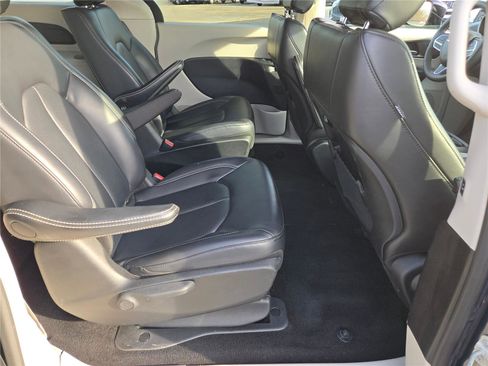 Certified 2024 Chrysler Pacifica Select image 9