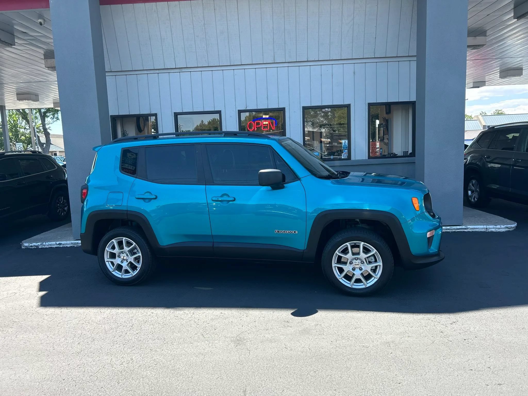 Used 2022 Jeep Renegade Latitude AWD/4WD image 26