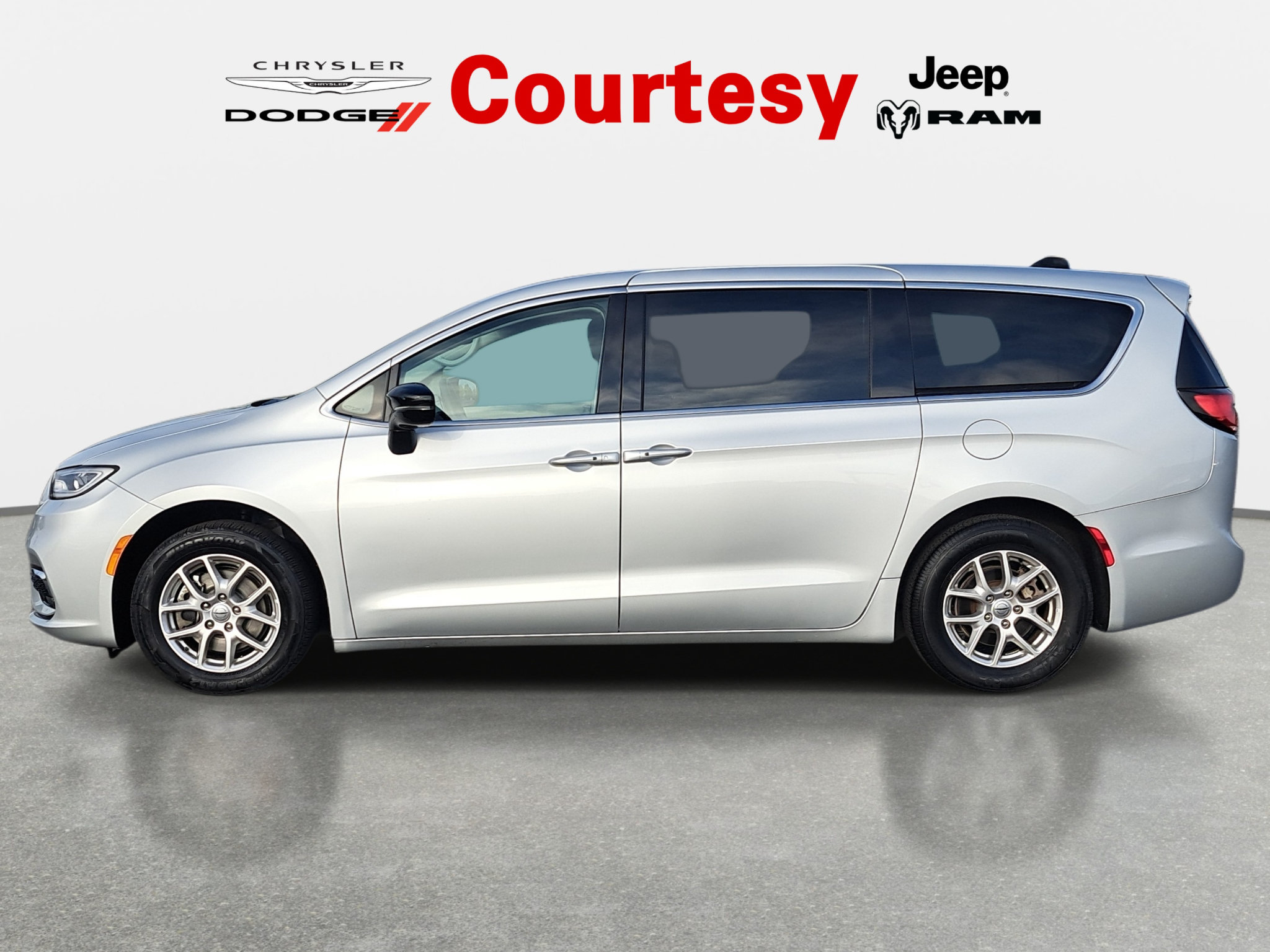 Used 2024 Chrysler Pacifica Touring-L FWD image 7