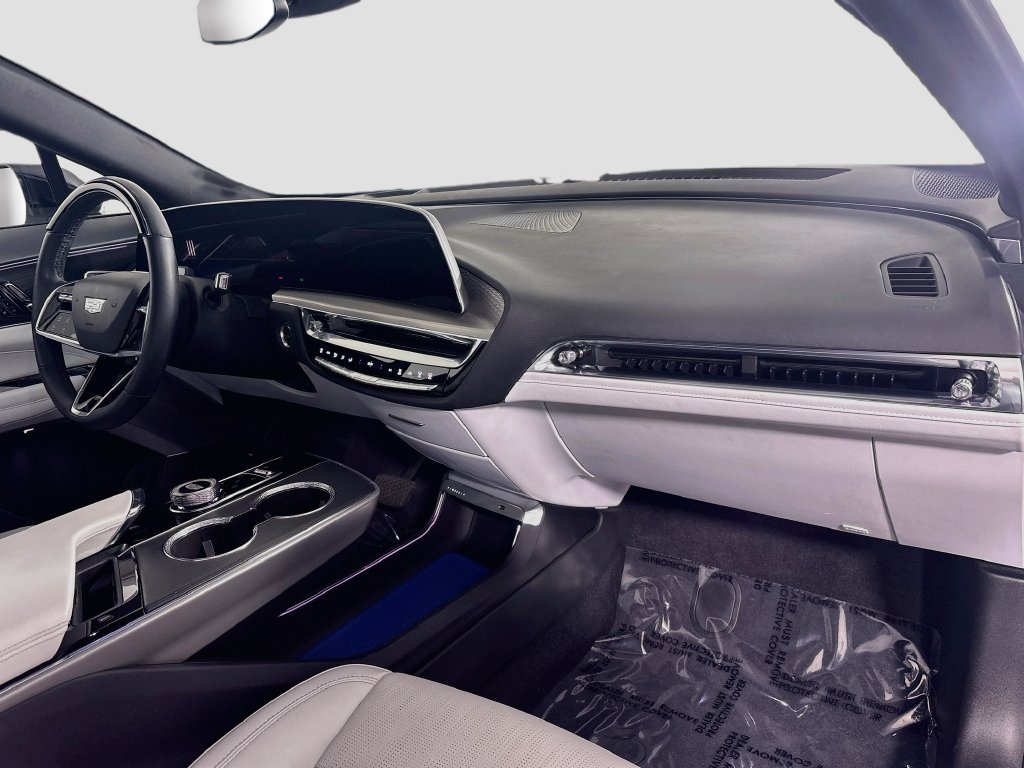 Certified 2024 Cadillac Lyriq Luxury AWD/4WD image 32