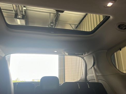 Used 2018 Chrysler Pacifica Limited w/ Tire & Wheel Group FWD image 12