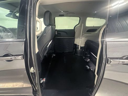 Used 2022 Chrysler Pacifica Touring-L FWD image 15