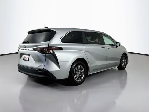 Certified 2024 Toyota Sienna XLE FWD image 7