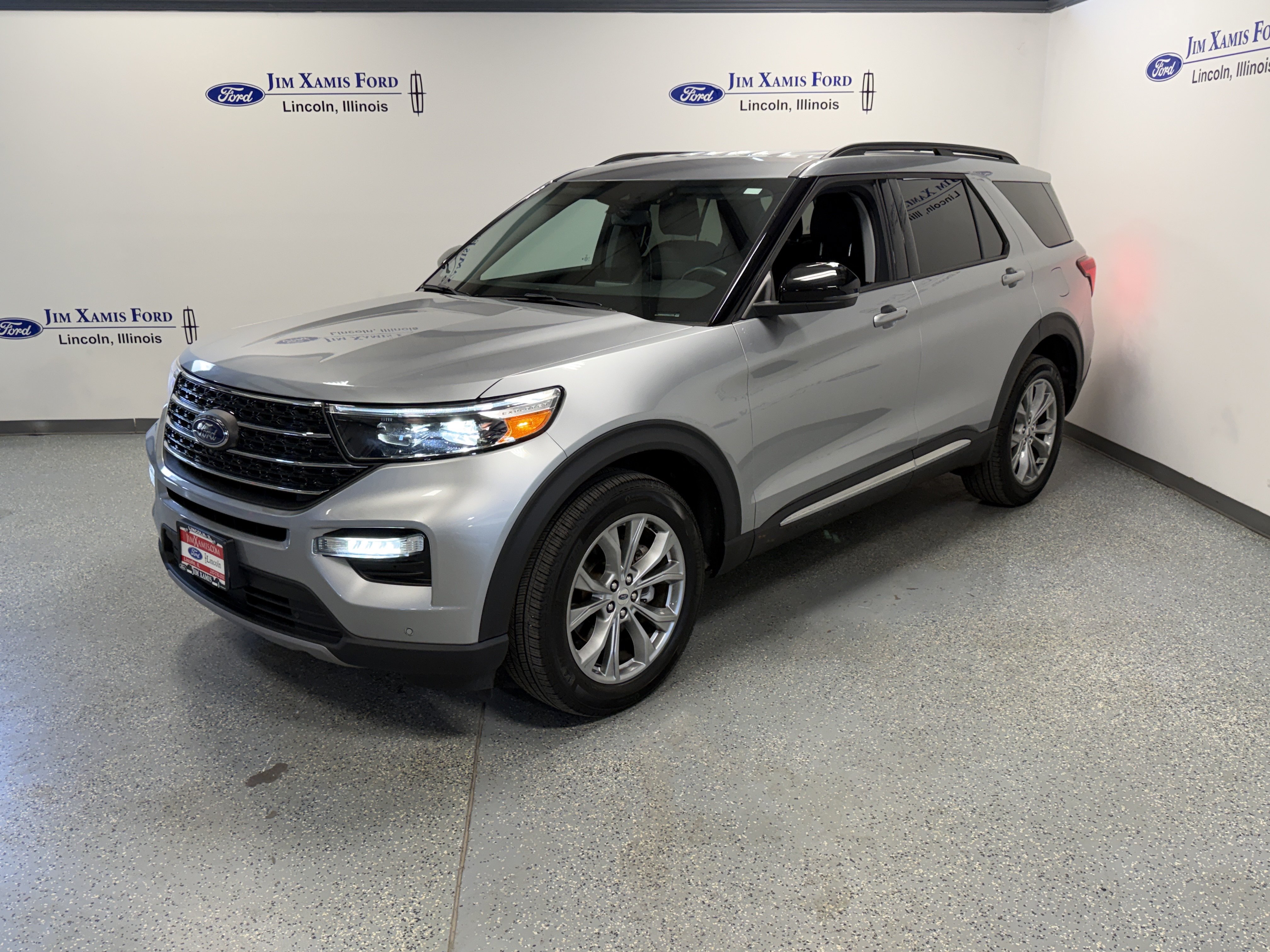 Used 2024 Ford Explorer XLT w/ Equipment Group 202A AWD/4WD image 3