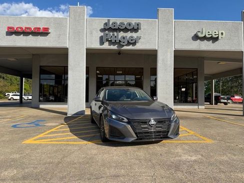 Used 2023 Nissan Altima 2.5 SV FWD image 2