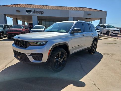 Certified 2023 Jeep Grand Cherokee Altitude AWD/4WD image 1