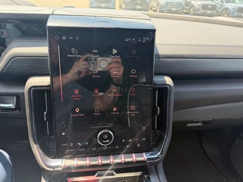 Used 2025 GMC Yukon AT4 Ultimate AWD/4WD image 2