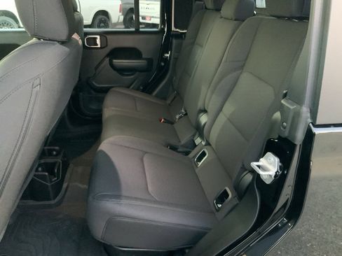 Used 2022 Jeep Gladiator Willys image 16