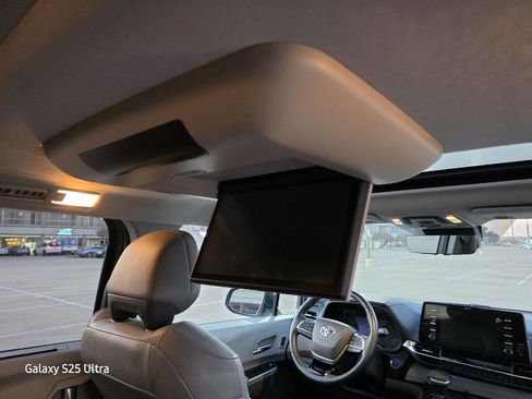 Used 2021 Toyota Sienna Limited image 31