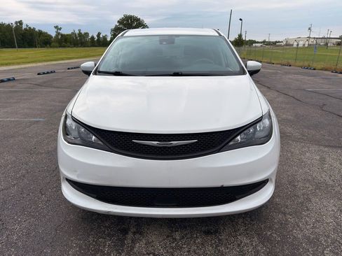 Used 2022 Chrysler Voyager LX FWD image 18