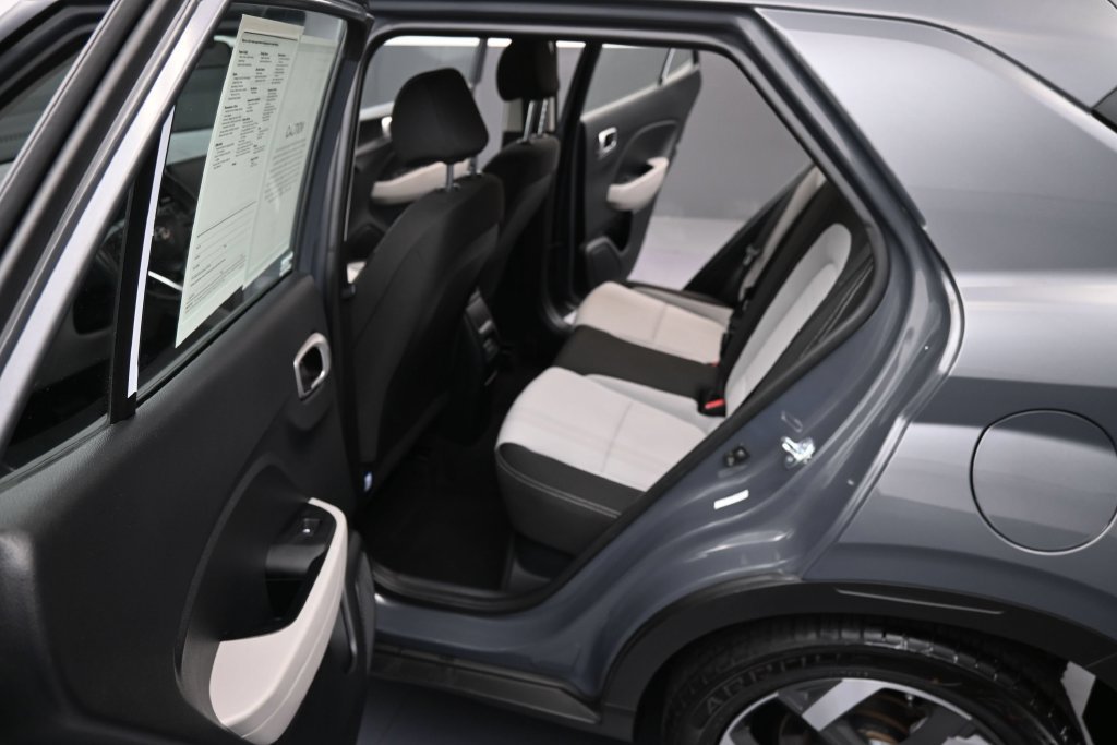 Certified 2025 Hyundai Venue SEL FWD image 11