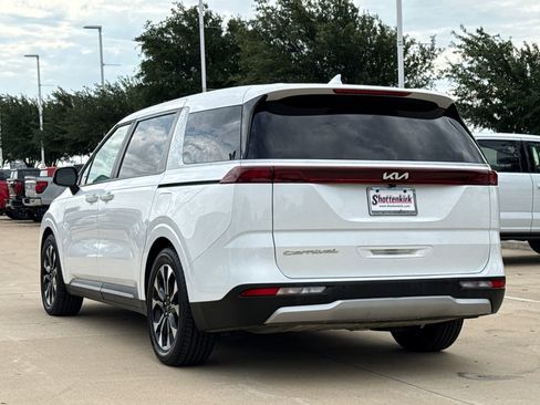 Used 2022 Kia Carnival EX FWD image 6