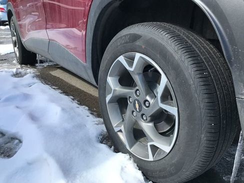 Certified 2025 Chevrolet Trax LT w/ Sunroof Package image 9