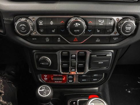 New 2025 Jeep Gladiator Rubicon w/ Convenience Group image 20