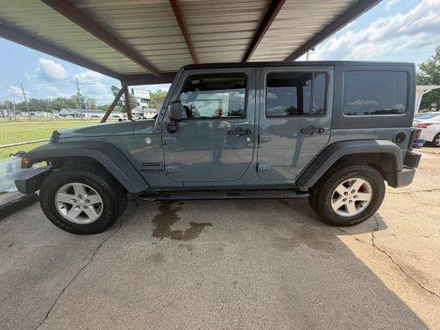 Used 2015 Jeep Wrangler Unlimited Sport w/ Quick Order Package 24S AWD/4WD image 2