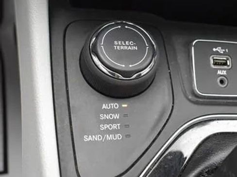 Used 2020 Jeep Cherokee Limited image 35