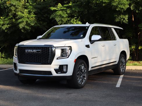 Used 2023 GMC Yukon XL Denali Ultimate AWD/4WD image 5