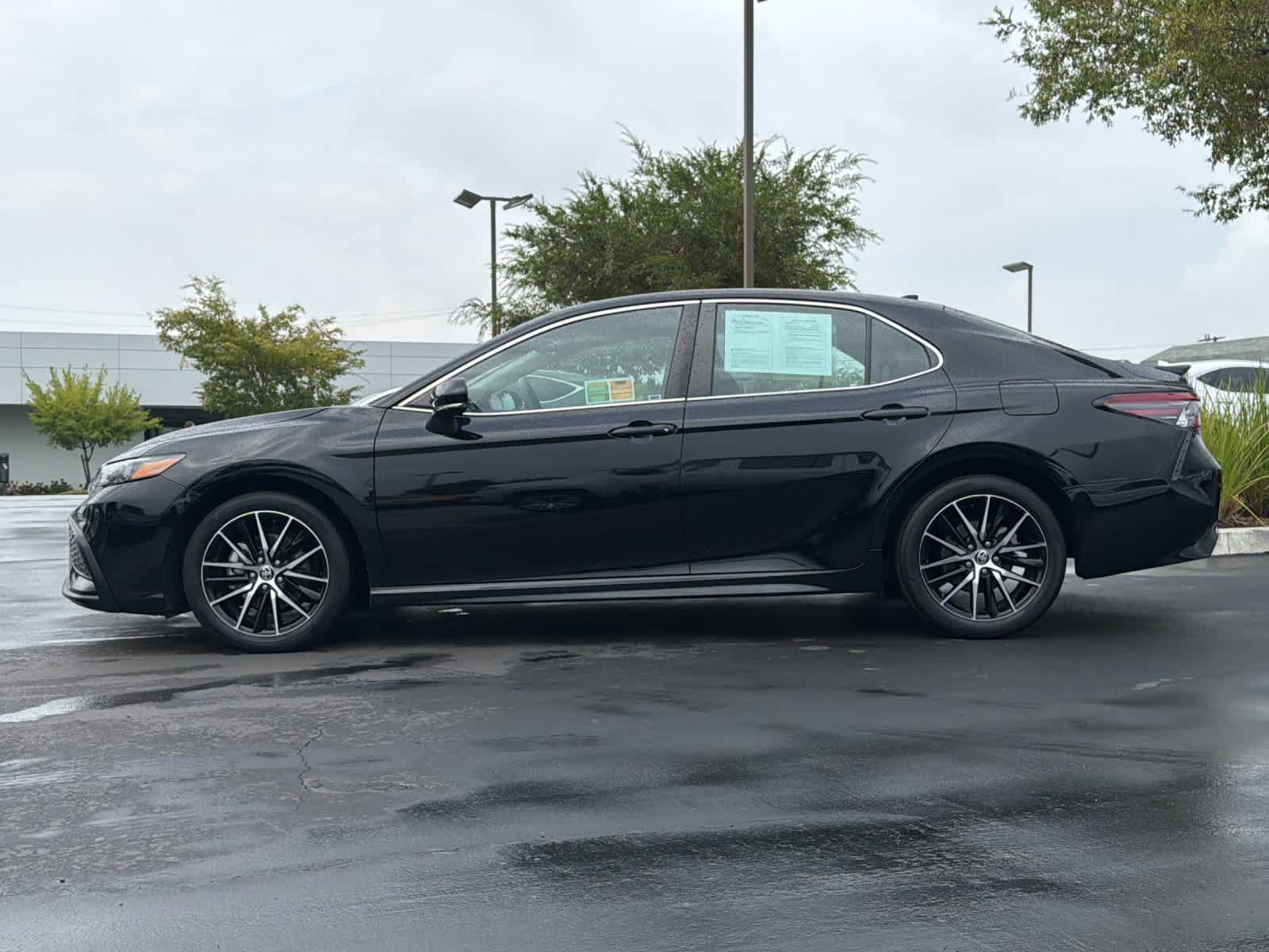 Used 2024 Toyota Camry SE FWD image 9
