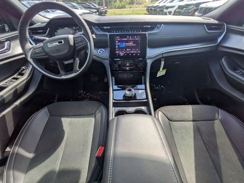 New 2025 Jeep Grand Cherokee Altitude image 12