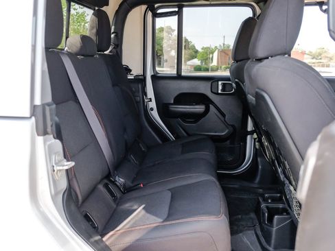 Used 2023 Jeep Gladiator Mojave AWD/4WD image 38