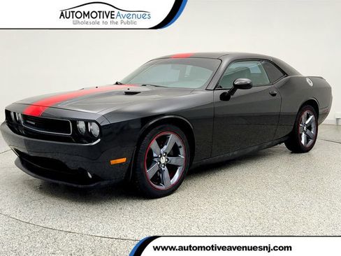 Used 2013 Dodge Challenger SXT RWD image 1