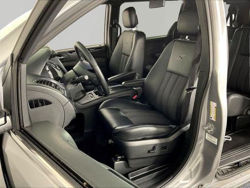 Used 2014 Chrysler Town & Country S FWD image 21