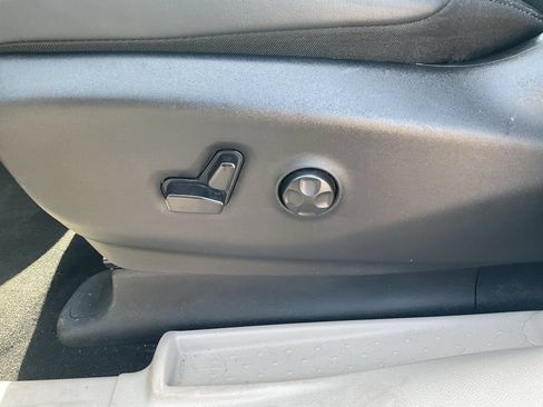 Used 2024 Chrysler Pacifica Touring-L FWD image 9