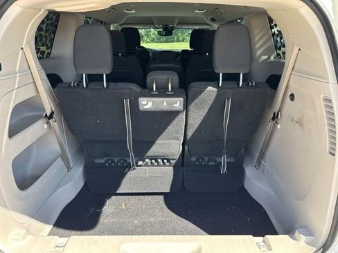 Used 2021 Chrysler Pacifica Touring w/ Uconnect Theater Family Group FWD image 12