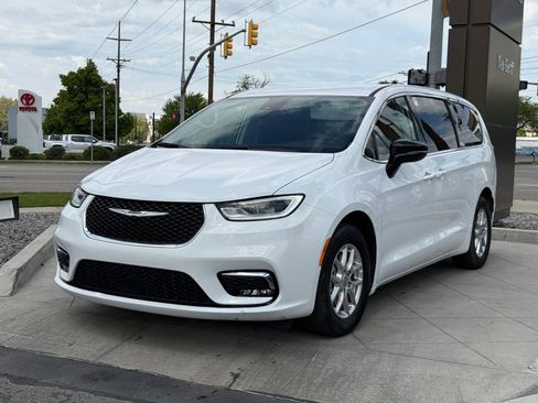 Used 2024 Chrysler Pacifica Touring-L FWD image 10