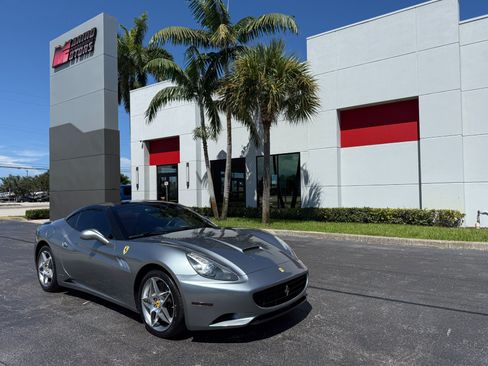Used 2010 Ferrari California RWD image 2