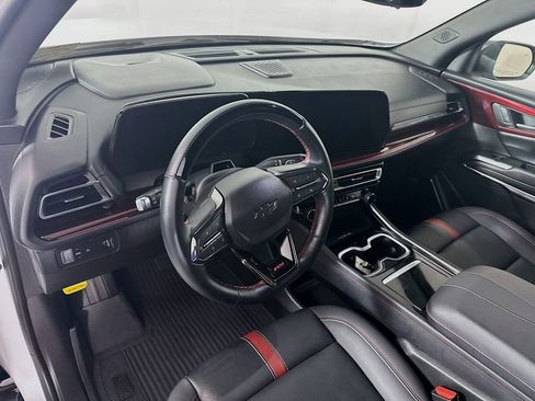 Used 2025 Chevrolet Traverse RS image 31